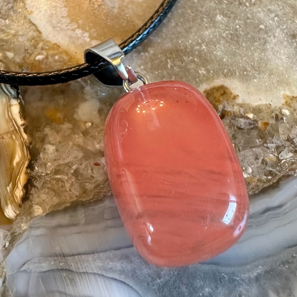 3128 Chic Polished Cherry Quartz Stone Pendant Necklace